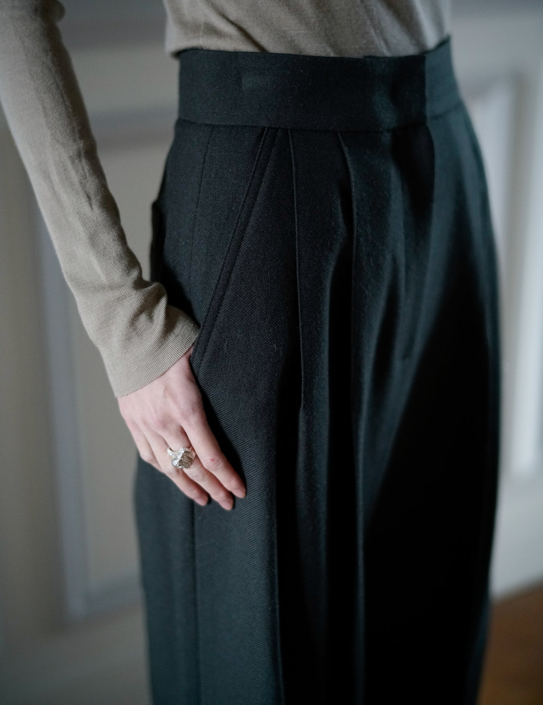 SANDBEIGE | Marlenka Cropped Wool Pants・Dark Khaki
