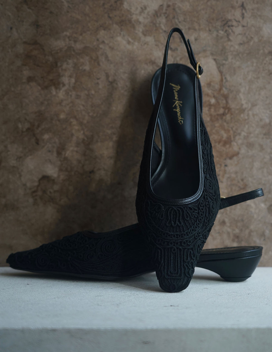 Escarpins à bride arrière avec broderies et cordons・Noir