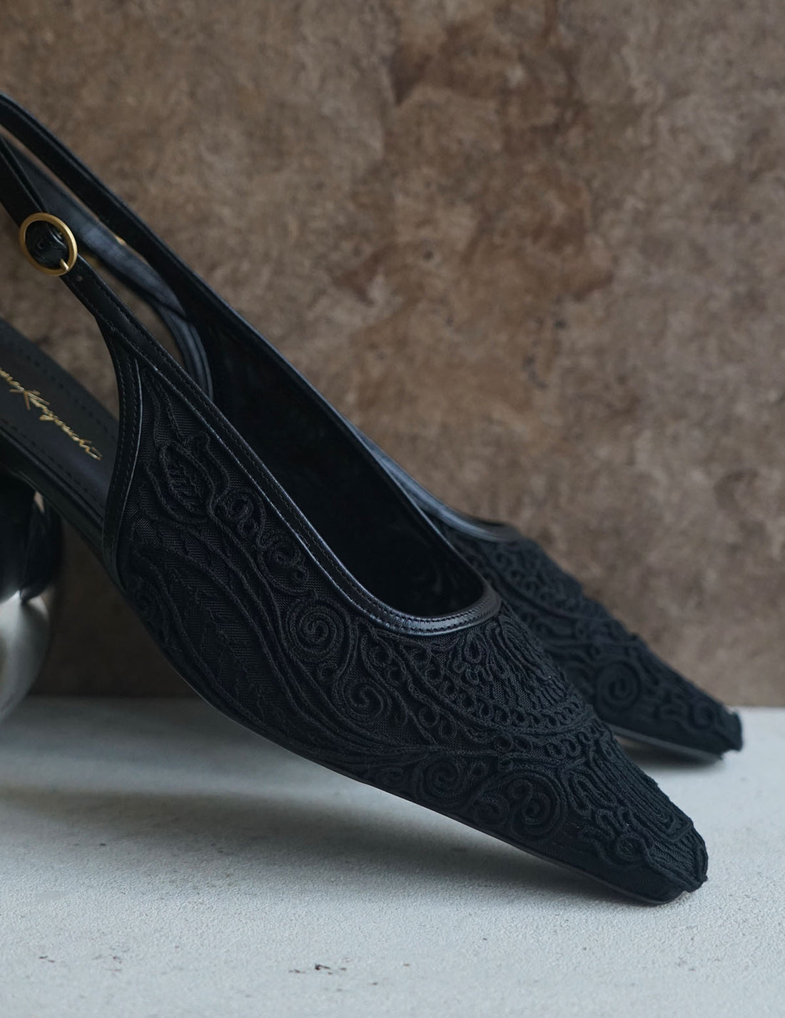 Escarpins à bride arrière avec broderies et cordons・Noir