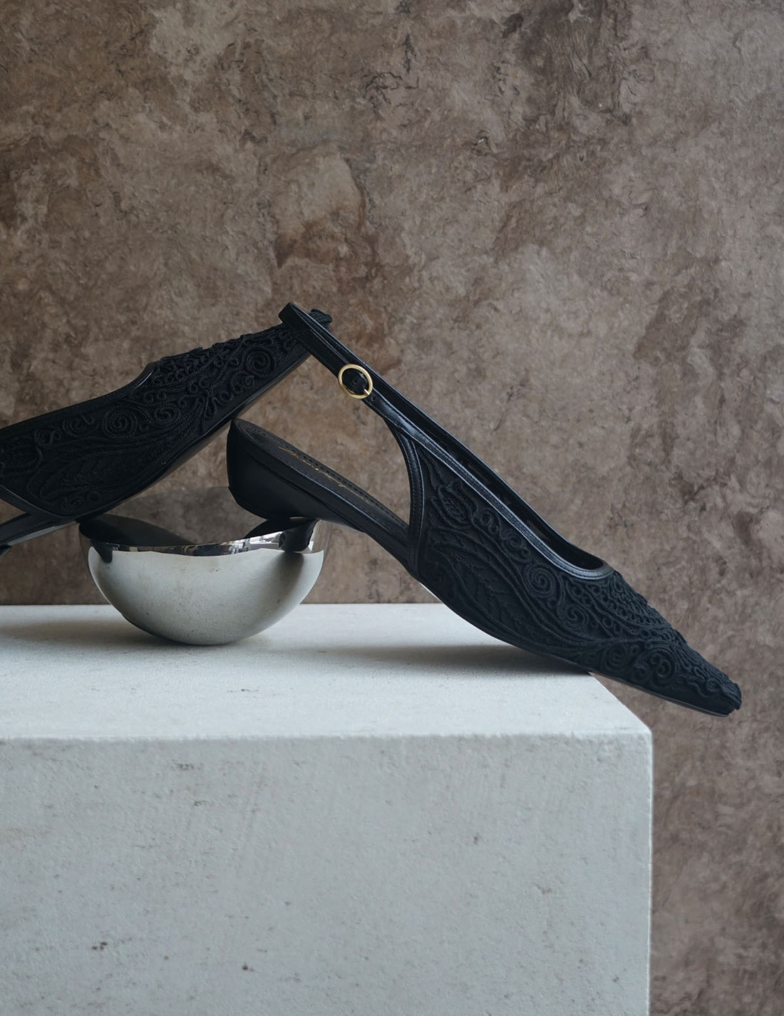 Escarpins à bride arrière avec broderies et cordons・Noir