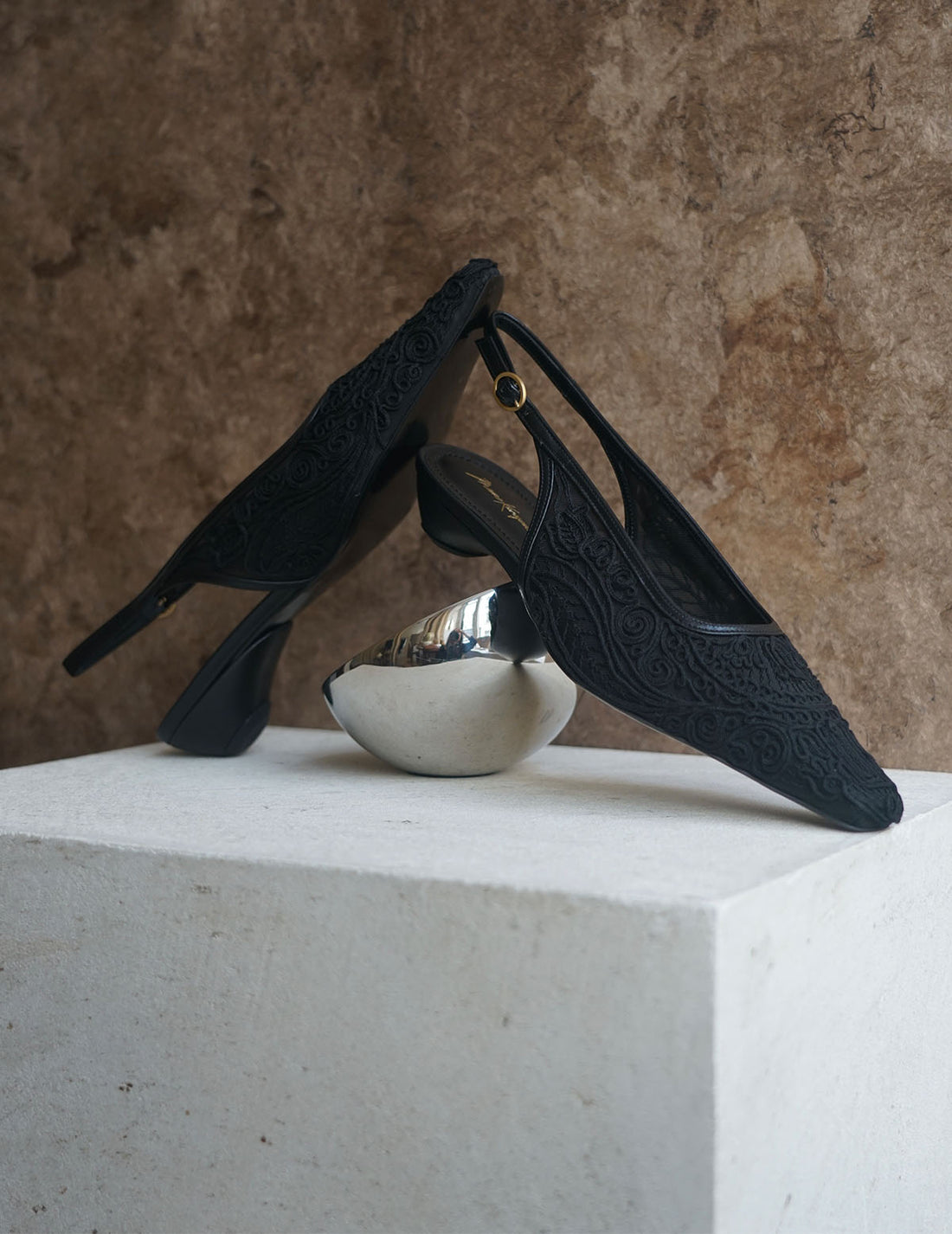 Escarpins à bride arrière avec broderies et cordons・Noir