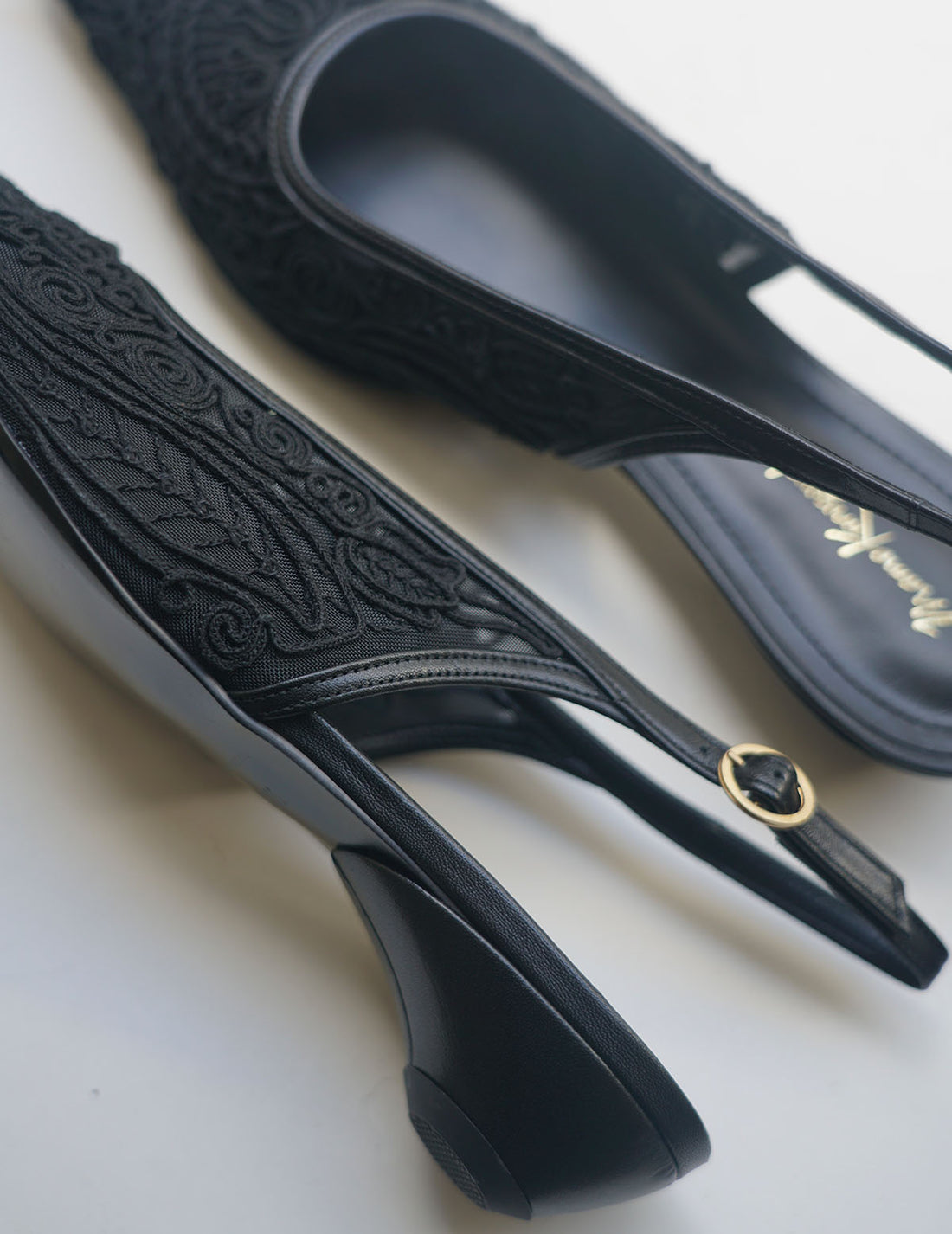 Escarpins à bride arrière avec broderies et cordons・Noir