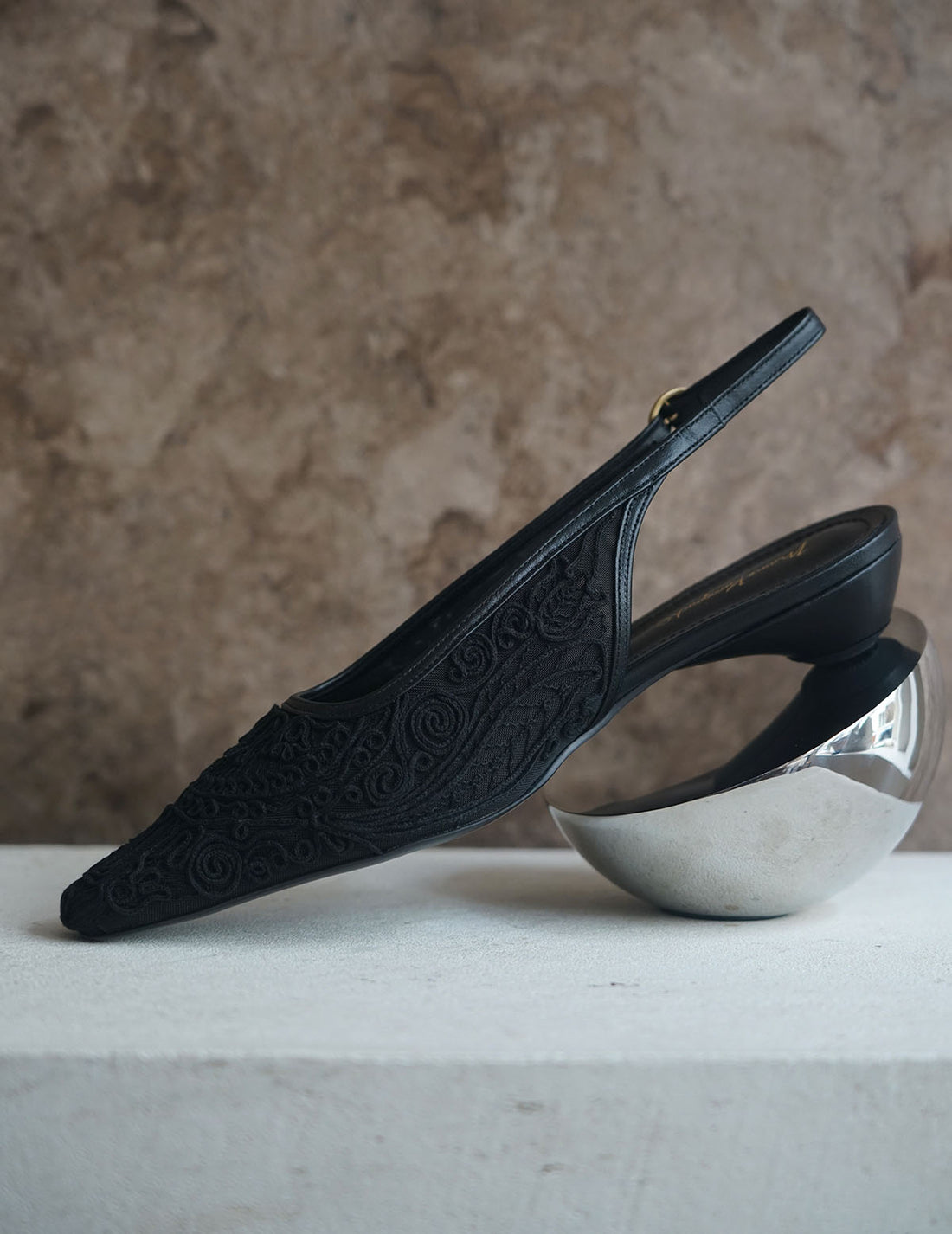 Escarpins à bride arrière avec broderies et cordons・Noir