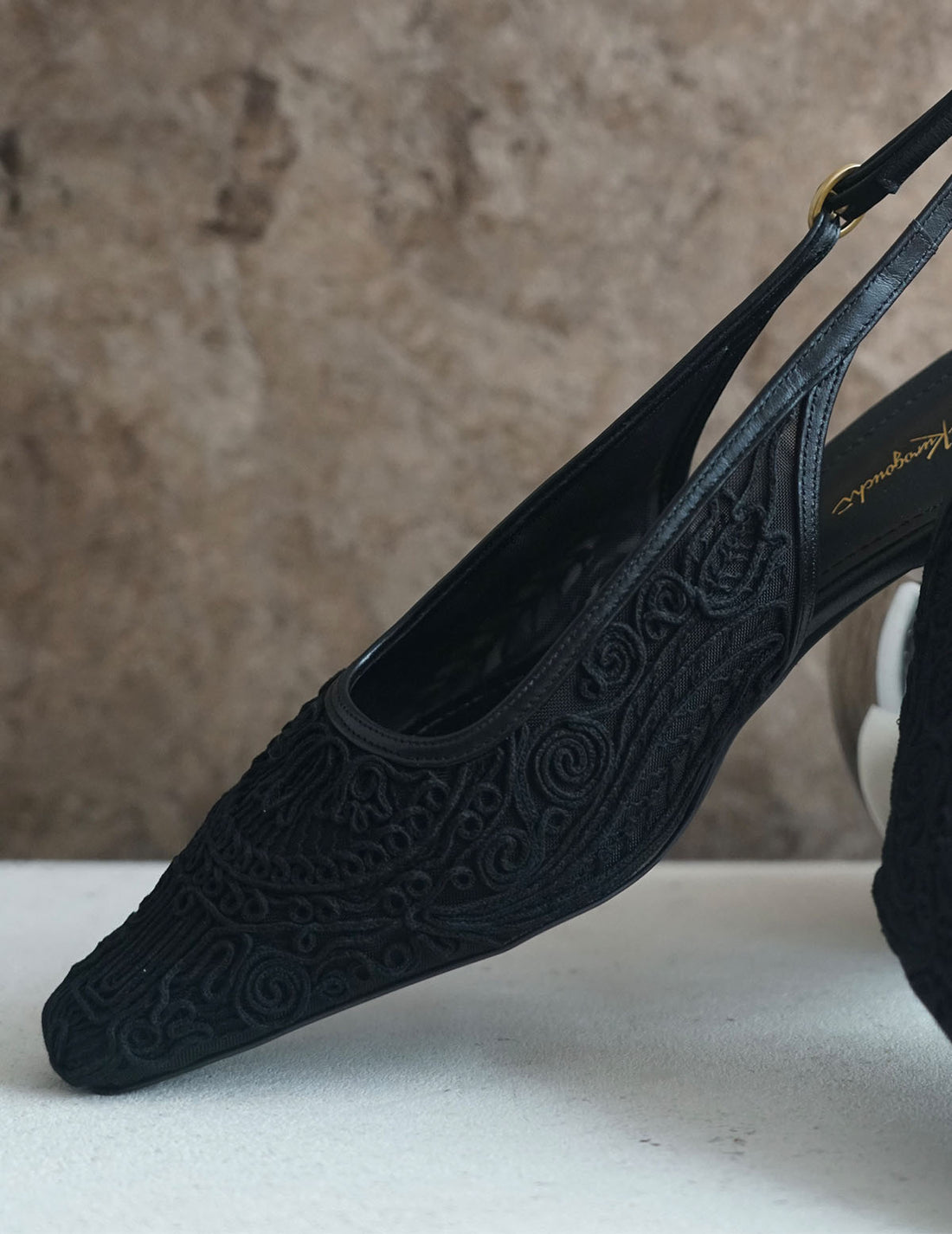 Escarpins à bride arrière avec broderies et cordons・Noir