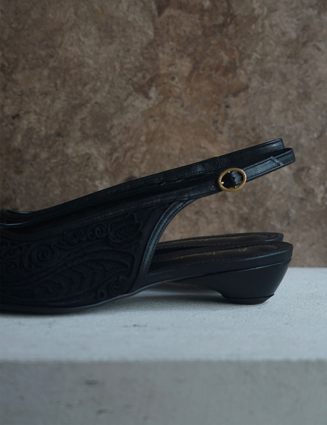 Escarpins à bride arrière avec broderies et cordons・Noir