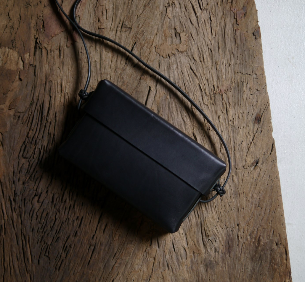 KAMARO’AN | Woven Lid Bag - black